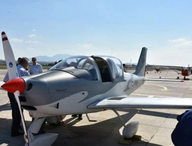 Προσγειώθηκε στο Τατόι το νέο εκπαιδευτικό αεροσκάφος της Πολεμικής Αεροπορίας (φώτο)